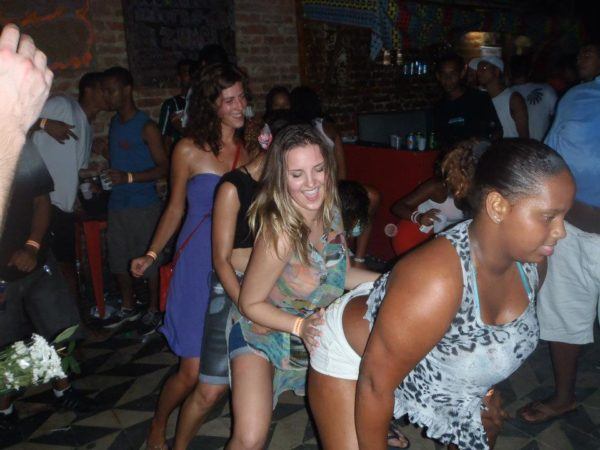 Baile funk dancing