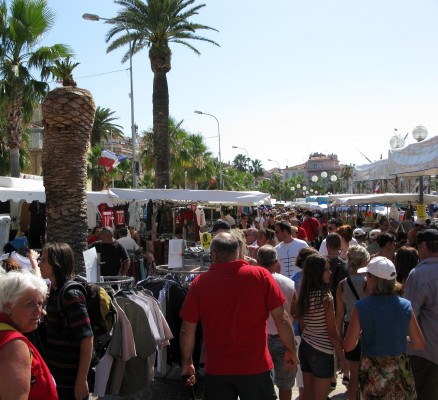 market crowds at sanary sur mer