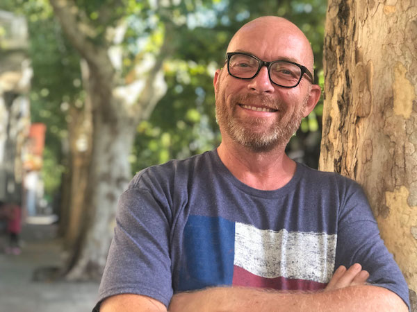 Palle Bo, The Radio Vagabond, discussing the digital nomad lifestyle with Nora Dunn